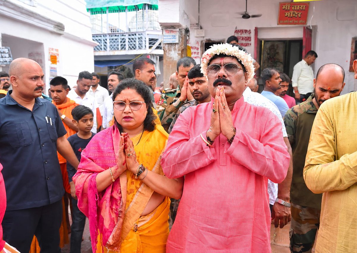 YogendraGomia's tweet photo. देवाधिदेव महादेव की पावन नगरी देवघर स्थित विश्व प्रसिद्ध बाबा बैद्यनाथ धाम में आज सपरिवार श्रद्धा एवं पूर्ण विधि-विधान के साथ बाबा भोलेनाथ की पूजा-अर्चना करने का सौभाग्य मिला।

बाबा बैद्यनाथ के श्रीचरणों में नमन करते हुए समस्त क्षेत्रवासियों एवं राज्यवासियों के सुख, शांति, उत्तम स्वास्थ्य, खुशहाली, जनकल्याण तथा राज्य की निरंतर उन्नति और विकास की प्रार्थना की।

बाबा बैद्यनाथ की कृपा आप सभी पर सदैव बनी रहे।

हर हर महादेव! 🚩🙏

@HemantSorenJMM @JmmJharkhand

#JMM #jharkhand #Deoghar