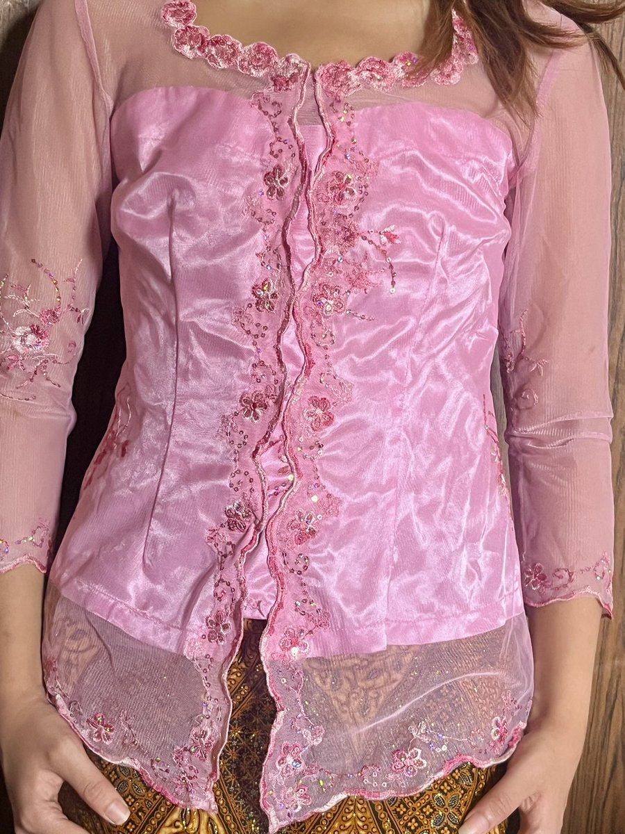 aurelia97860325's tweet photo. nemu banyak kebaya yg dulu dipakai pas nikahan om tanteku. sayang banget karena hampir semuanya cuma dipakai sekali, jd aku preloved yaa 🤍 all aku lepas 50k per pcs biar lebih gampang. bisa splitpay via🍊 kalau mau sekalian gratis ongkir. pengiriman dari jakarta utara, dm aja💌 https://t.co/JVgtj5fjxv