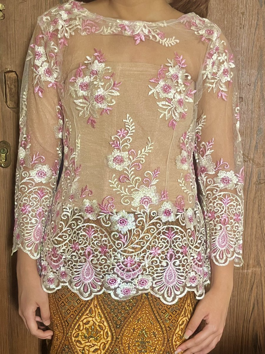 aurelia97860325's tweet photo. nemu banyak kebaya yg dulu dipakai pas nikahan om tanteku. sayang banget karena hampir semuanya cuma dipakai sekali, jd aku preloved yaa 🤍 all aku lepas 50k per pcs biar lebih gampang. bisa splitpay via🍊 kalau mau sekalian gratis ongkir. pengiriman dari jakarta utara, dm aja💌 https://t.co/JVgtj5fjxv