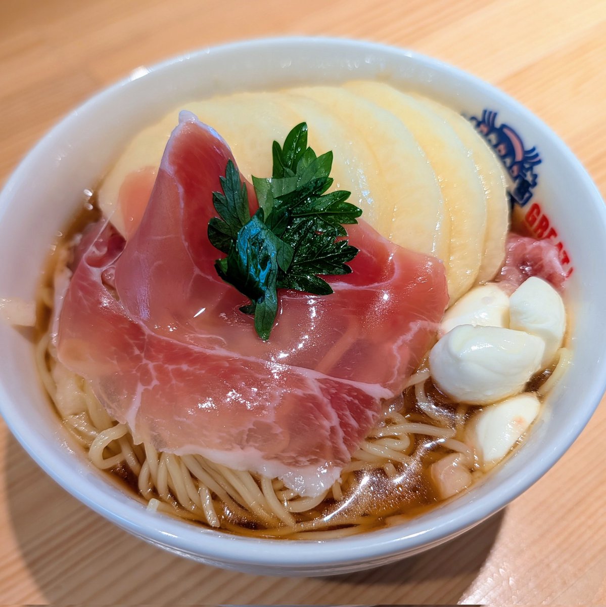 nihonshustation's tweet photo. 今日のまかない（実験料理）
ラーメンです。試食。

うまいじゃねーか。
桃が生ハムの塩味を、生ハムが桃の甘みを強くする。そして、オリーブオイルと黒胡椒がまとめてくれる。

あとは…桃が良いタイミングで入手できたら出すか。 https://t.co/1zTbtSpEM9