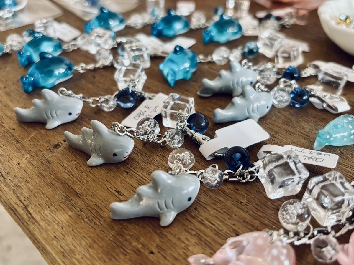 Greif_shop's tweet photo. 少し早いですが、#海展8 にて開始2日で売り切れていたチャームたちを補充完了しました✅

人気のぷっくりサメ、カニパンたちが優雅に泳いでおります✨
#日向箱ヴィレッジ オープンしております！
お暑いですがを気をつけてお越しくださいませ🦀🥐 https://t.co/eehTJwWdPY