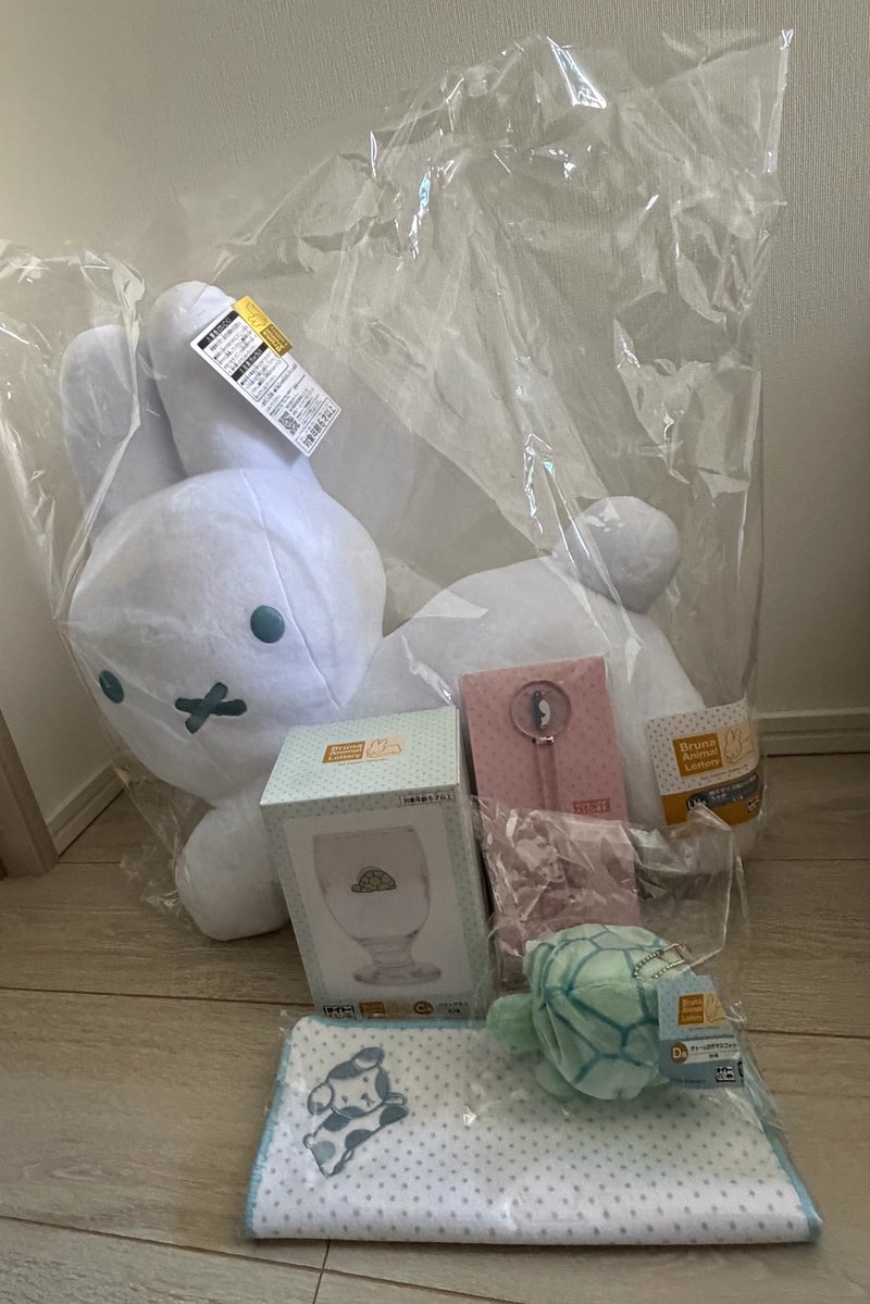 mmm8jye's tweet photo. 初めて「全部ください」て言ったよう
大きな真っ白なうさぎちゃん抱きかかえて、帰り道に幸せを噛み締めた🥹
グラスもかわいいし、この夏に使いたいものばかり🎐🐧
ペールトーンなのもよき
すごくラッキーだった
神様ありがとうございます…🐢
嬉しい〜
#ブルーナアニマル
#タイトーくじ
#ミッフィー https://t.co/5YKi1g0CGN