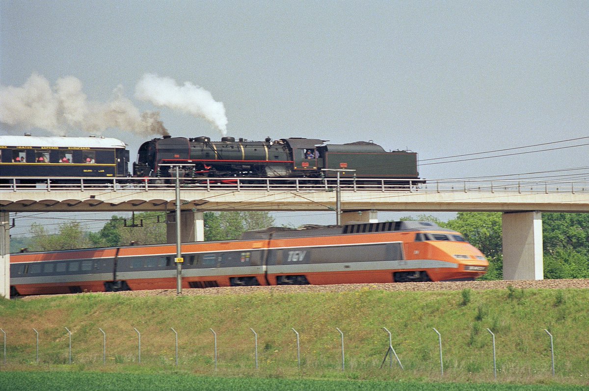 RailroadRaccoon's tweet photo. It's crazy to think that within a period of about 10 years most countries went from using steam trains to high speed rail https://t.co/r5m7SjO1Ga