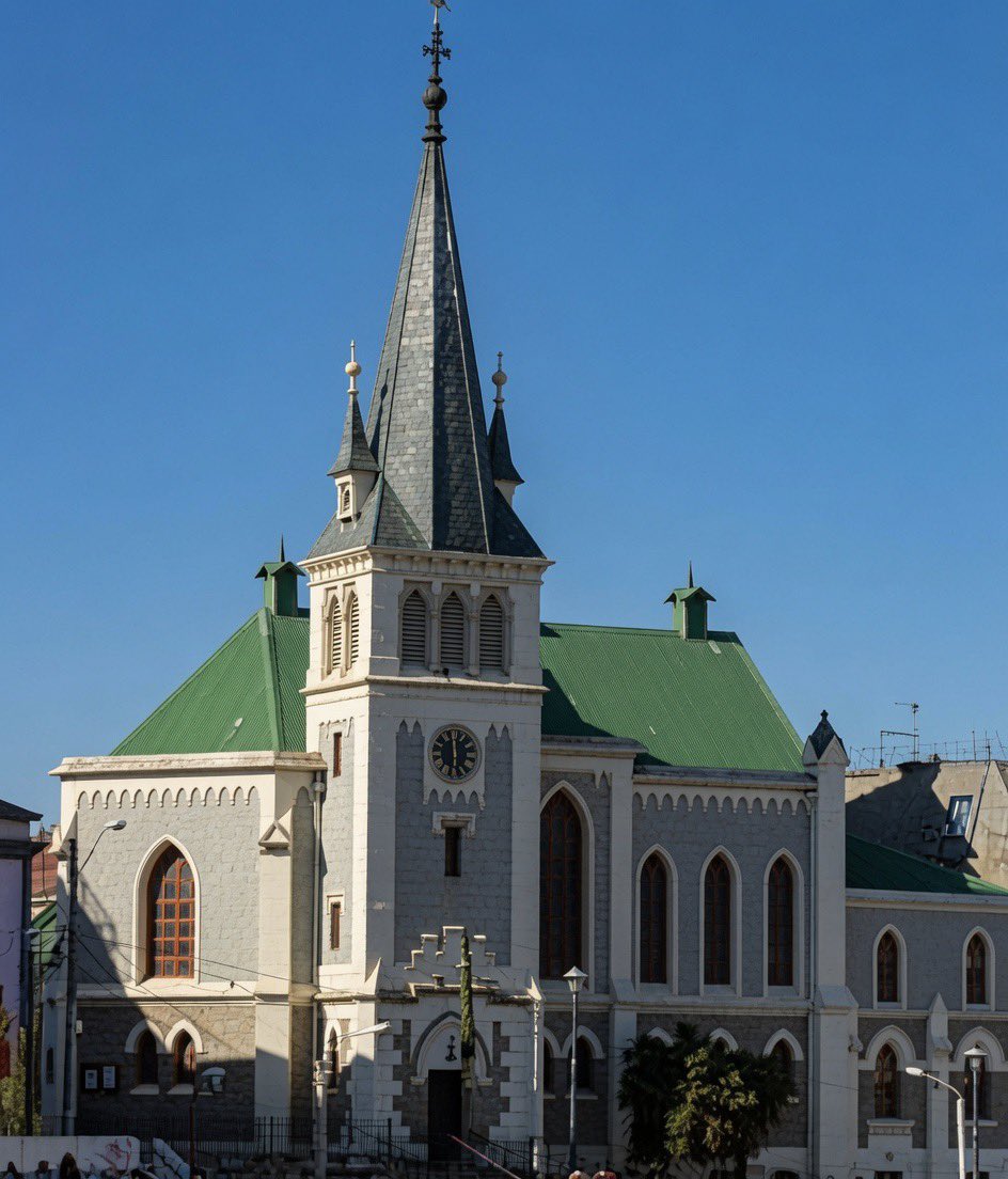 MemoriaClave's tweet photo. 📜 Efemérides | 19 de julio de 1979 – Se declara Monumento Histórico la Iglesia Anglicana Saint Paul (Saint Paul’s Cathedral), en el Cerro Concepción de Valparaíso.
Inaugurada en julio de 1858, esta joya neogótica es legado de la próspera comunidad británica que impulsó el esplendor portuario de Valparaíso en el siglo XIX. Un icono del Valparaíso cosmopolita y de la “Joya del Pacífico”.
Patrimonio que sigue en pie, recordando la historia marítima y cultural de Chile.
#Valparaiso #HistoriaDeChile #PatrimonioHistórico #Efemérides
#MemoriaHistórica