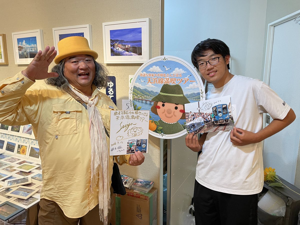 yurutetsugarou's tweet photo. 【ゆる鉄画廊NOMAD名古屋４】先日の天浜線ツアーでお世話になった鈴木さんが名古屋NOMADにお越しになりました！
ツアー時の貸切列車に掲出したヘッドマークを持って来てくれました♪

会場：書泉ギャラリー
7/16（木）〜21（火）
11時〜17時（最終日は〜15時まで）

https://t.co/mrPARnSudI https://t.co/R6AvDeBZVm