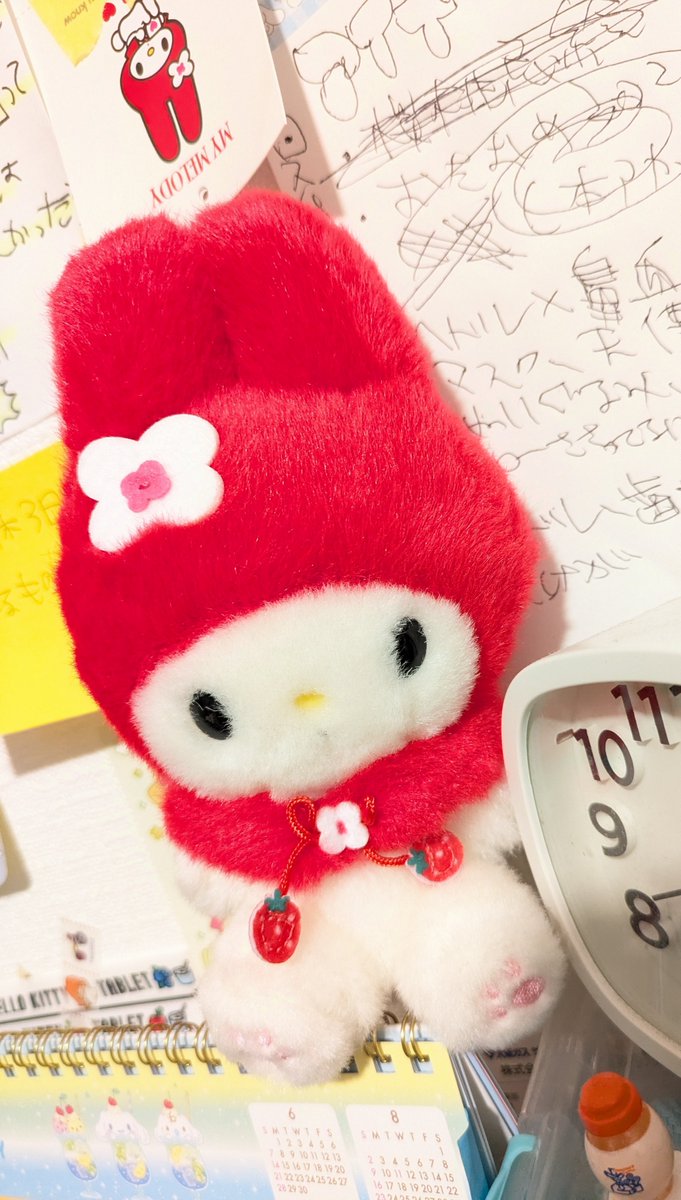 aaaaamemaaa1's tweet photo. だいぶいにしえに届いてたもののビニール袋から救出できてなかった可愛いすぎ赤メロさまも壁に貼った　ぬいぐるみに関してはもはや座っててもらう場所が本当に無い https://t.co/RIYMBkgjSP