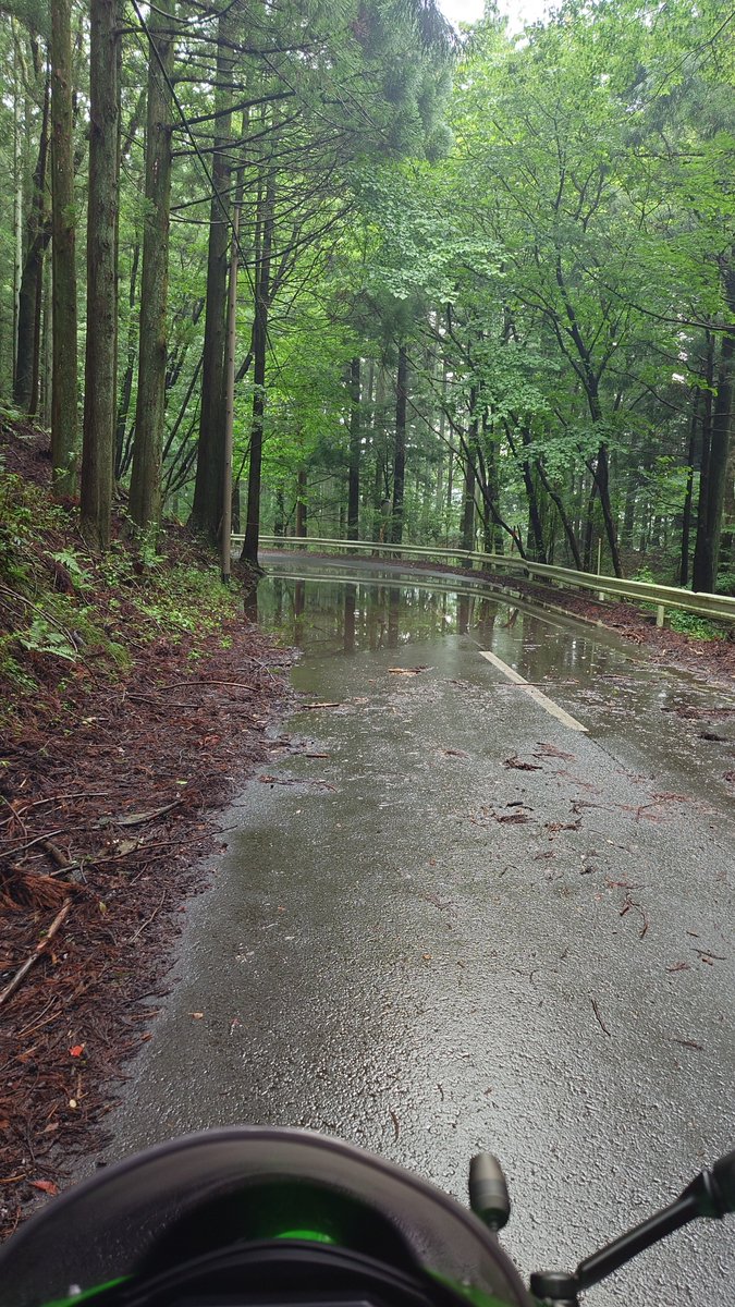 EcrLove's tweet photo. 10時前に雨が止み、ロンツーを諦めプチツーに切り替えて、お散歩コースの #深山ダム へ向かおうとしたのだが…途中道がプチ冠水してたから、これは無理だと諦めてUターンして、#BOBBY へ向かいました🍔🏍³₃
最近雨やら地元の行事やらで行けてなかったから、久々に食べれて大満足でした😆︎👍🏻
#ZX4RR https://t.co/bNR6j9CL7c