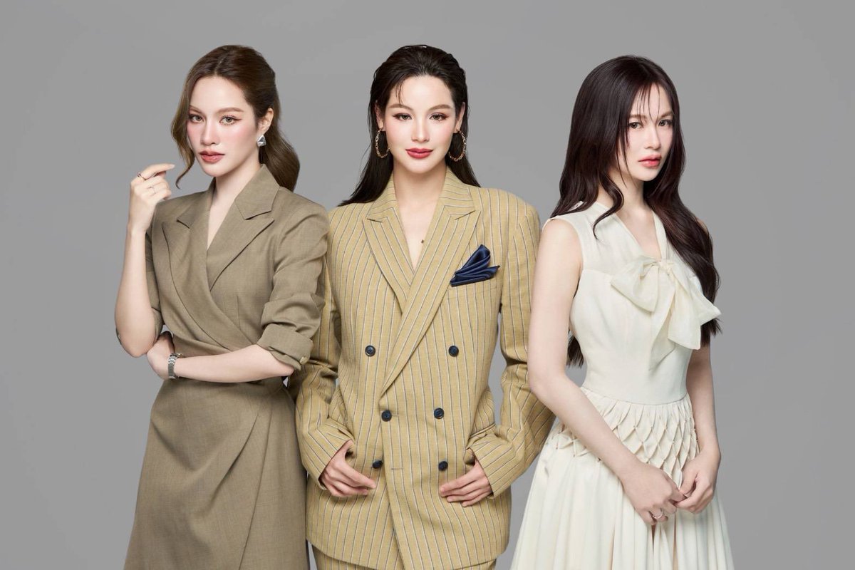 RainbowNewsent's tweet photo. แสงเหนือ เอ็นเตอร์เทนเม้นท์ ปล่อยภาพฟิตติ้งสุดปัง! "Dangerous Queen คนโปรดของควีน Special Edition" "แตงกวา-เหนือ" เคมีทะลุจอ ชาวเดอร์กรี๊ดสนั่น!!!

#TKNur #TKphinyanech #nurdesoraya

เรียกเสียงฮือฮาจากแฟนซีรีส์ยูริได้ตั้งแต่ยังไม่ออนแอร์ สำหรับ "Dangerous Queen คนโปรดของควีน Special Edition"  ผลิตโดย แสงเหนือ เอ็นเตอร์เทนเม้นท์ ที่ล่าสุดปล่อยภาพฟิตติ้งอย่างเป็นทางการออกมาให้แฟน ๆ ได้ใจสั่นกันถ้วนหน้า

โดยเฉพาะการโคจรมาพบกันของ "แตงกวา พิญญาเนศวร์" และ "เหนือ ดิสรยา" ที่ถ่ายทอดลุคของ "คุณควีน" และ "น้องเบ๊บ" ได้อย่างลงตัว ทั้งความเท่ ความหวาน และเคมีที่ชวนให้เหล่า "ชาวเดอร์" ต้องร้องว้าว พร้อมแห่แชร์ภาพกันสนั่นโซเชียล

เพียงแค่ภาพฟิตติ้งและทีเซอร์เรียกน้ำย่อย ก็สามารถสะกดสายตาแฟน ๆ ได้อยู่หมัด ด้วยบรรยากาศที่ทั้งอบอุ่น โรแมนติก และเต็มไปด้วยปริศนาชวนติดตาม จนหลายคนยกให้เป็นอีกหนึ่งซีรีส์ยูริที่น่าจับตาแห่งปี พร้อมตั้งตารอโมเมนต์สุดฟินของ "คุณควีน" และ "น้องเบ๊บ" ที่เตรียมมาทำให้หัวใจของชาวเดอร์เต้นแรงในทุกๆ EP 

นอกจากนี้ยังมีการเปิดตัวละครใหม่ "ดารัณ" รับบทโดย "เศรษฐิณิช ชนวราสุทธิศิริ" ที่คาดว่าจะสร้างกระแสไม่แพ้กัน ร่วมด้วยตัวละครจากภาคที่แล้ว "สาม" รับบทโดย "แฮ็ค ชาลี" องครักษ์ผู้ภักดีที่คอยปกป้อง "คุณควีน" มาในลุคหนุ่มหล่อ กล้ามแน่น มาดเข้ม จนแฟน ๆ แอบกรี๊ดให้กับเสน่ห์สุดเท่ตั้งแต่ยังไม่ทันออกอากาศ

อีกหนึ่งตัวละครสำคัญคือ "คุณคิง" รับบทโดย "อั๋น อัครพรรฒ" พี่ชายของ "คุณควีน" ที่เวอร์ชันนี้ถูกจับตามองเป็นพิเศษว่า จะเข้ามามีบทบาทในการซัพพอร์ตน้องสาวมากแค่ไหน และจะมีส่วนสำคัญต่อเส้นทางความรักของ "คุณควีน" กับ "น้องเบ๊บ" อย่างไร

บอกได้เลยว่าแค่เริ่มปล่อยภาพฟิตติ้งและทีเซอร์ก็ทำเอาแฟน ๆ นับวันรอชมกันแทบไม่ไหว งานนี้เตรียมตัวตกหลุมรักทุกตัวละคร และลุ้นทุกโมเมนต์ไปพร้อมกัน เพราะ ""Dangerous Queen คนโปรดของควีน Special Edition"  จะกลายเป็นอีกหนึ่งซีรีส์ยูริที่พร้อมสร้างปรากฏการณ์ความฟินให้แฟน ๆ ได้พูดถึงอย่างแน่นอน!!!