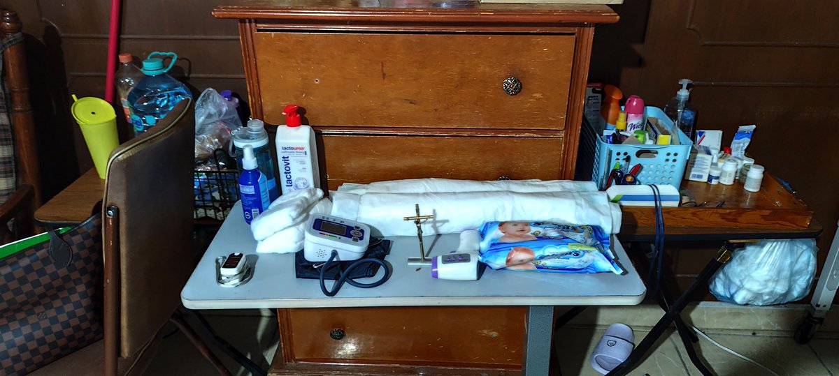 DelFelipe18634's tweet photo. Bueno, todo listo para la noche de #mimahermosa.

Oxímetro ✔️
Agua para beber ✔️
Gel ✔️
Pañal de noche ✔️
Crema por si le da comezón ✔️
Toallitas húmedas ✔️
Guantes ✔️
Termómetro ✔️
Baumanómetro ✔️
Oraciones (SE LAS ENCARGO POR FAVOR).

Y por si me quedo dormido... https://t.co/7AjCzqZ1Cd