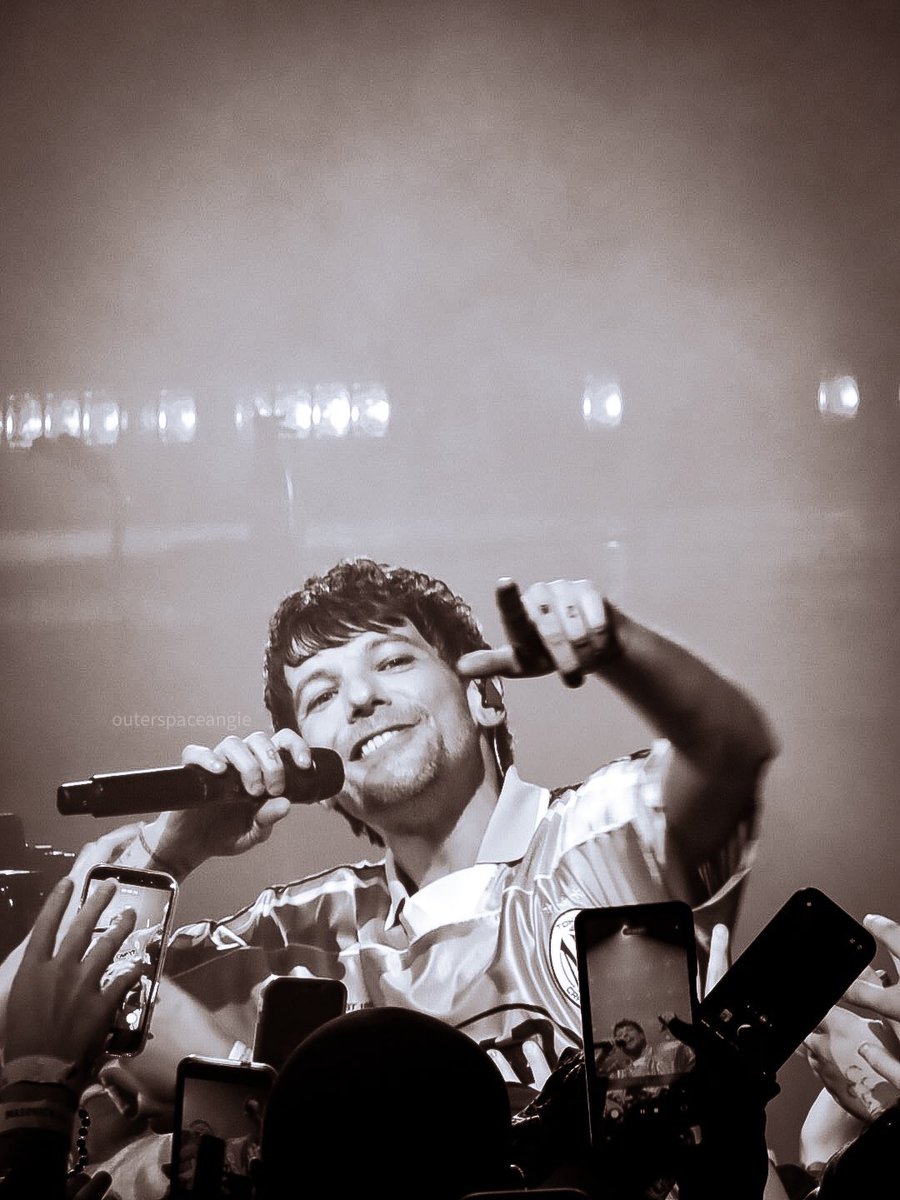 LouisT91Updates's tweet photo. Louis looking so happy at the barricade tonight! #HDWGHWTDetroit 

outerspaceangie https://t.co/S787R3nCc1