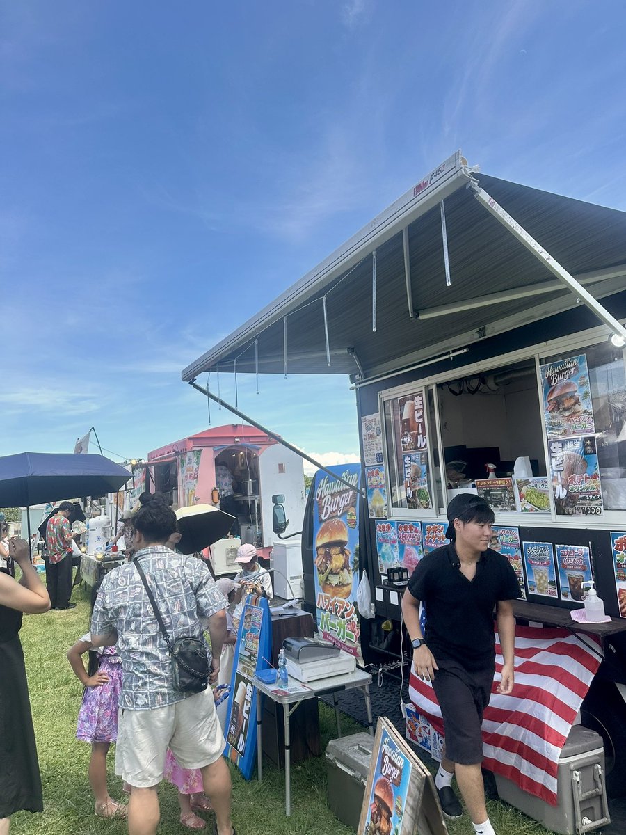 _bkjack_'s tweet photo. おはようございます⛅️
こちらは #BKJACK 2号です。
灼熱!最高気温35度!
最高のお天気ですが、湿度もとても高いので水分はこまめに補給!忘れずに!
さて、本日も赤レンガ倉庫、残すところ2日。
『FUN! ALOHA! in YOKOHAMA』に出店中‼️
本日は21:00まで🕗
イベントメニュー"ハワイアンバーガー"やっており〼
お肉が変わって更に美味しくなってます!
黒ラベル生ビール🍺と一緒にハワイを感じに是非お越しください❗️
場所は赤レンガ手前右の芝生のところ。イートインも沢山あります!
https://t.co/qFoZsEpXFz
#ハワイアンバーガー
#みなとみらい
#ハワイ
【BK JACK 営業許可】
神奈川県
東京都
千葉県🆕‼️
🇺🇸🍔🍟本店アメリカンダイナーCafeJB🇺🇸🍔🍟
お得なクーポンLINE友達募集中! https://t.co/U0X54dhsZ7