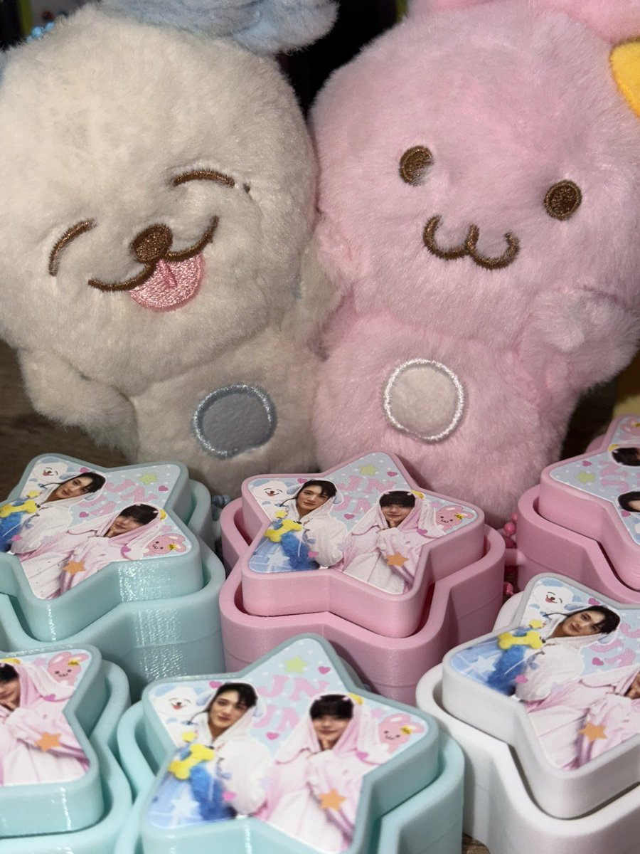 jaychps's tweet photo. เอาชิ้นสเปเชี่ยลมาอวด คึคึ คนอื่นเขาทำแนวซีเครทมาลุ้นเองว่าเป็นอะไร แต่ผมขอเปิดเลยแล้วกัน ก็มันน่ารักขนาดนี้ อยากอวดให้ทั้งโลกได้เห็นนนนนนนน 🩵૮ .◜◡◝ა₍ᐢ. ̫.ᐢ₎🩷

#NCTJNJM_FANMEETING_TOUR
#NCTJNJM_FANMEETING_TOUR_DUALITY https://t.co/eLZHYvaBr4