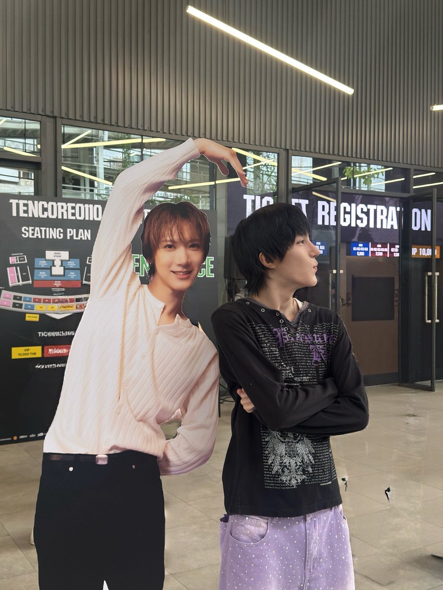 phoomtin555's tweet photo. หึงป๊าล์เนี่ย #TENCORE0110concert https://t.co/ao9s39qwcS