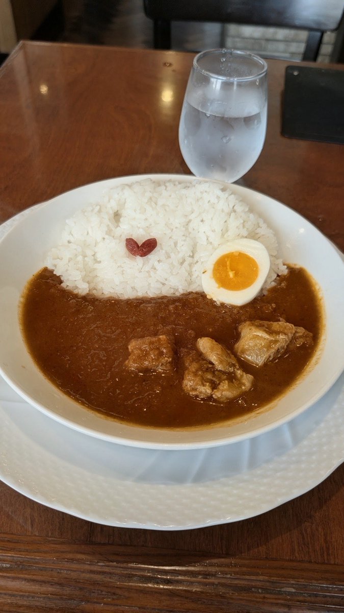 gr4gou's tweet photo. 天馬 青山店@南青山
青山通りにある気になってたお店に初訪問♪
■薬膳チキンカレー 990円
中辛くらいの良いバランス、良くも悪くもクセが無い。
辛味調味料で調整するとイイ感じ♪
カレーパンも食べてみたいぞ！
ご馳走様でした(_ _)
https://t.co/bjFAvNeihs https://t.co/8KOAvVZFP9