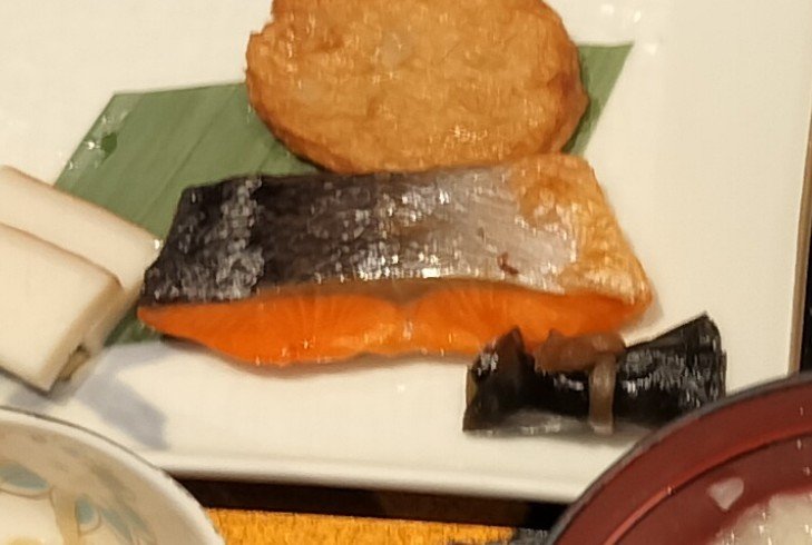 vulcaaaan's tweet photo. 宿泊した旅館の朝ごはんでも鮭でたのでこの日は３回も鮭食べた。温泉粥好きやわ〜 https://t.co/JlGCpTYmzO