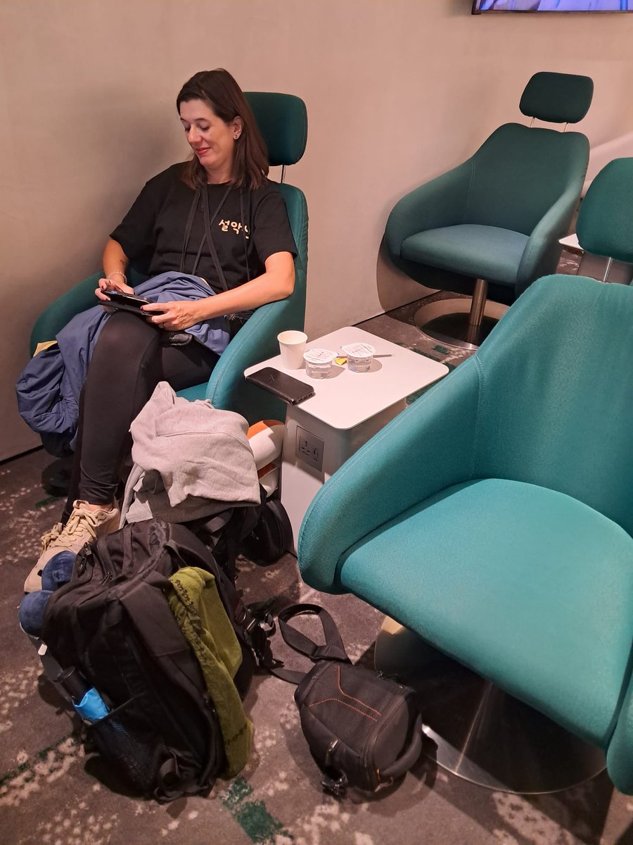 mireia_nadal's tweet photo. At #koreanair lounge waiting for our flight to #Jejuisland watching #Bosch S5 with the amazing @welliver_titus #MadisonLintz #MimiRogers #JamieHector #LanceReddick #JamieAnneAllen and many more https://t.co/zDe2CO9ZfP