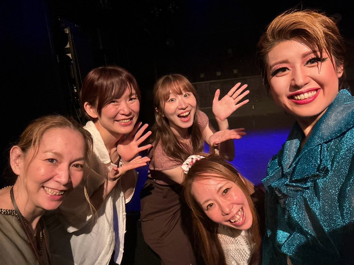 cavabienshow's tweet photo. みなさんこんにちは😊
先日✨ブリリアントレビューさんの公演をみんなで観にいってきました👀❣️
とっても素敵なショーでしたーー✨
我々も頑張りたいと思います🔥🔥🔥

７月公演まであと1週間！！！
今日もリハーサル頑張ってきますっ！！！ https://t.co/F7DHCZg82b
