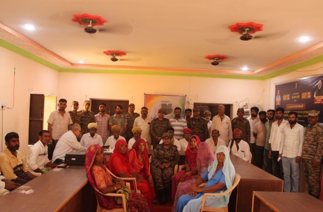 PRODefRjsthn's tweet photo. 🇮🇳 They served the Nation. We stand by Them.
#BattleAxeDivision reaffirmed its unwavering commitment to our #Veterans & #VeerNaris through #ProjectNaman, conducting Veteran Outreach Programmes across Pokhran, Ramgarh, Badoda Gaon, Sankhla & Bhaniyana in #Rajasthan
Welfare awareness to pension assistance to health check-ups, every interaction reflected only "One Promise: No Veteran Left Behind"🙏🙏
#KonarkCorps salutes the braves who continue to inspire generations🫡🪖 🇮🇳
#Veterans
#OurVeteransOurPride
@adgpi
@IaSouthern
@KonarkCorps
@spokesperson
@DIAV20