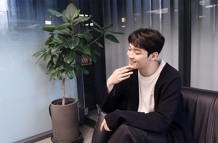 kiiwwk's tweet photo. ➫ 배우로서 앞으로 하고 싶은 장르물이 있는지 궁금하다.
👼🏻 SF를 좋아한다. MBTI와 연관이 있는 것 같기도 하다. 우주 상상하는 거 좋아하고 하늘 보고 있는 것을 좋아한다. 별자리 앱이 핸드폰에 있다. 저녁때 되면 하늘에 핸드폰을 갖다 대면 별자리를 다 알려주는 앱이다. 친구들이랑 저거는 화성인지, 금성인지, 비행기인지 이런 내기를 하곤 한다.(웃음)
영화 '인터스텔라'를 보고 나서 관심이 생긴 것도 있다. 당시에는 3시간짜리 영화를 왜 보는지 모르겠다고 생각했는데 나중에 나이가 들고 다시 봤는데 세상 내 취향이더라. 아이맥스로 못 본 것이 아쉽더라.
역할에 대해서는, 우주복을 입고 싶다.(웃음) 장난이면서도 진심이다. 아픔을 이겨내고 극복한 캐릭터를 하고 싶다. 경험이 있기도 하고 따뜻하고 행복한 배우가 되고 싶다. 짐 캐리를 엄청 좋아한다. '저 사람 보면 괜히 기분이 좋더라'라고 생각되는 배우가 있지 않나. 그것이 인생의 궁극적 목표다. 위로를 많이 해줄 수 있는, 현대인의 마음을 어루만져줄 수 있는 역할을 하고 싶다.
🔗https://t.co/bqCDsuTKFM