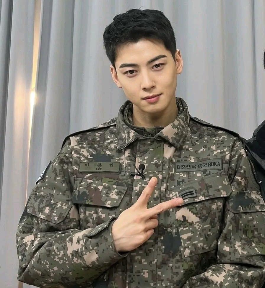 330film's tweet photo. the mom of a soldier saw eunwoo yesterday and said:
“ah, today i saw a celebrity.
it was the famous cha eunwoo.
my son calls him “dongmin hyung” and they even play soccer together.
he says he’s an incredibly kind hyung.”

i love how everyone always emphasize how kind eunwoo is ♡ https://t.co/SWrdP1CEBO