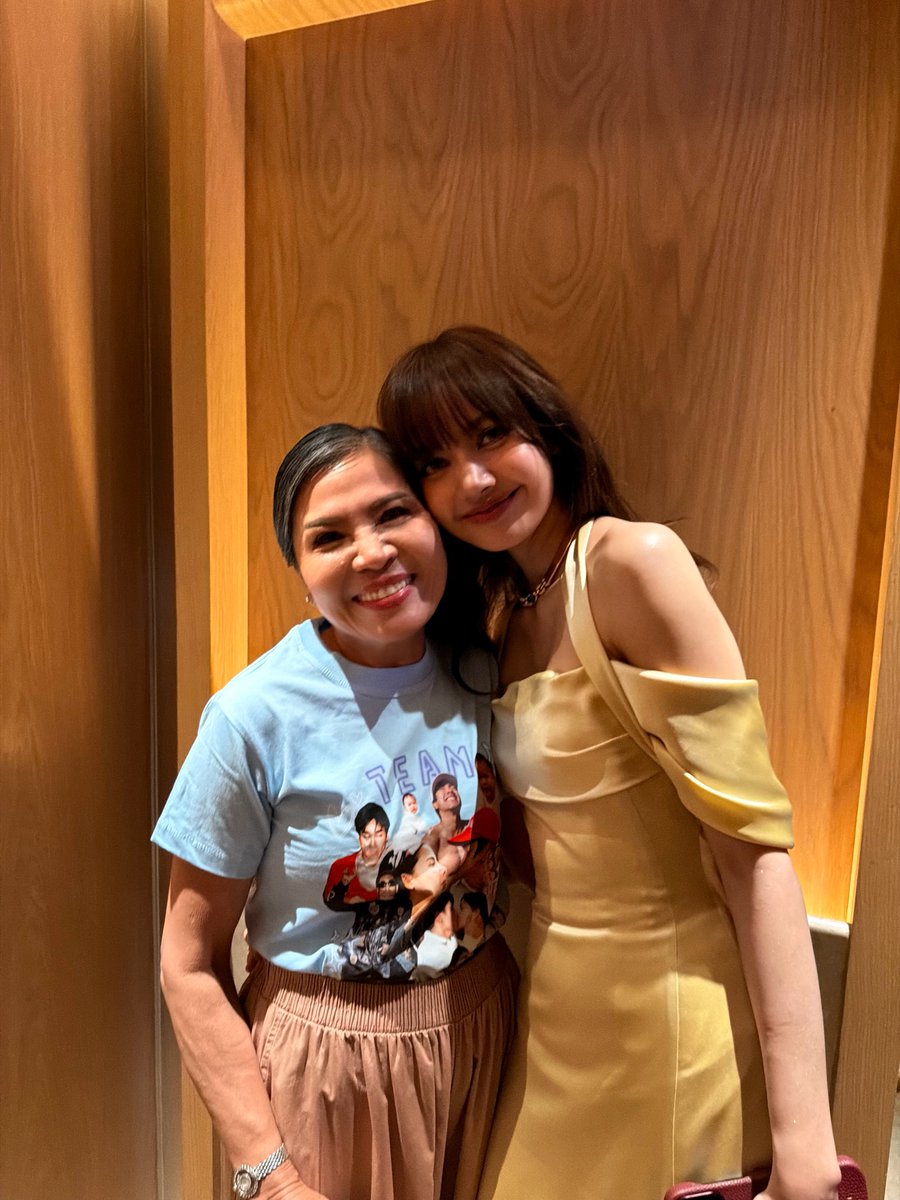 lalisabrasil's tweet photo. Atualização de keaw_jung (mãe de Nadech) no Instagram com LISA!

“A mamãe está gritando nesse domingo de manhã! A mamãe conseguiu entrar no elevador com Lisa. Sou a pessoa mais feliz do mundo... #SoBlessed #LoveLoveLoveLisa #GotToBeInLisa"

#LISA #ลิซ่า #리사 #LALISA 
@wearelloud