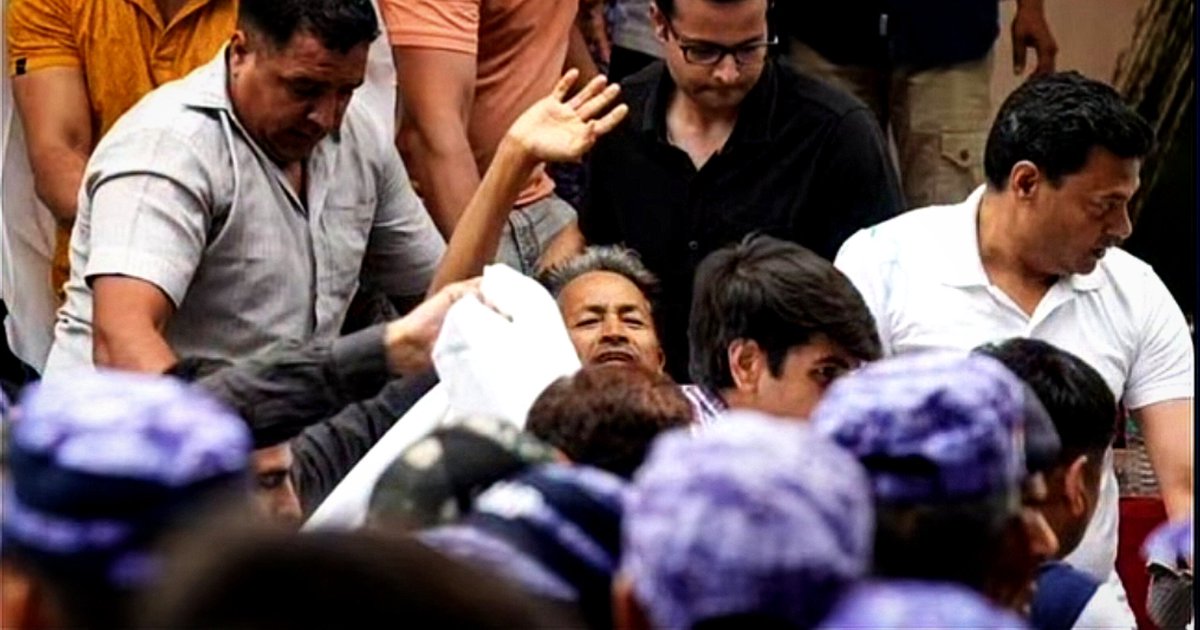 Saitaz2's tweet photo. This is not a normal picture
It is a revolutionary strength of patriot
We support sonam wangchuk
History repeat himself
INQLAAB JINDABAD 🔥
#cjp
#sonamwangchuk
@abhijeet_dipke
@Wangchuk66
#downbjp
#revolution https://t.co/3tVWc2jtoX