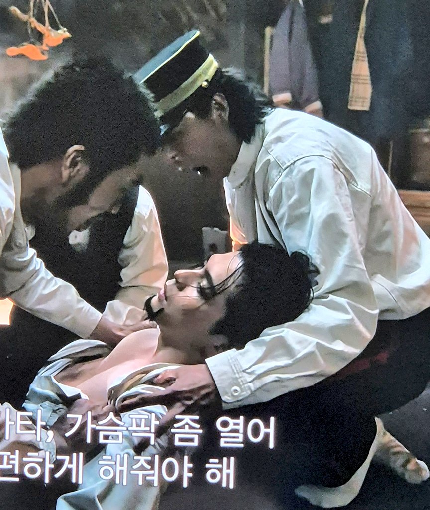 dyubbamGK's tweet photo. 아니 아바시리 감옥습격편 큰 화면으로 다시 보고있는데
스기모토 너무 오가타 가슴 대놓고 만지고 있는거 아님?!?!??!??!!?! https://t.co/qCZ2ZCtShQ