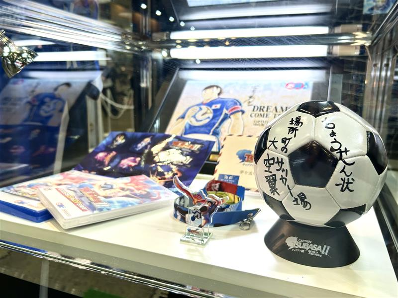 Tsubasa_csgame's tweet photo. ／
#キャプテン翼２ワールドファイターズ
#ジャンバル 2026 東京会場出展中⚽️
＼

会場では、現在予約受付中の
超特装版・特装版のアイテムを展示中！

もちろん写真撮影もOK📸
バンダイナムコエンターテインメントブースに
是非遊びに来てくださいね！

ご予約はこちら：
https://t.co/j8wV5fgtBw https://t.co/SiNWG3NdPq