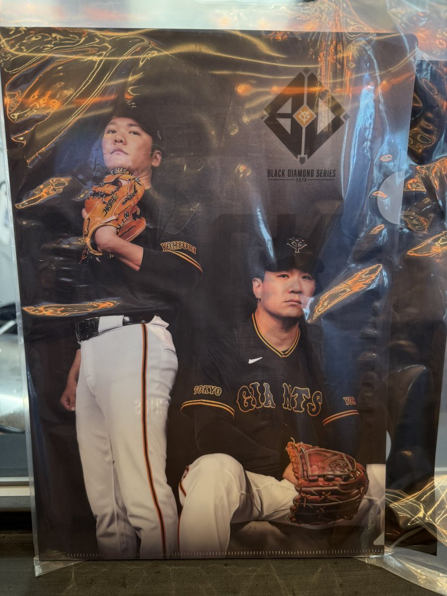 vdkeus18's tweet photo. ジャイアンツ 巨人 交換
ブラックダイヤモンドシリーズ

譲る→クリアファイル 坂本＆田中

求む→クリアファイル 大勢＆山﨑＆戸郷

本日現地にて交換お願いします。

#巨人 #ジャイアンツ https://t.co/uisA4SHVYB