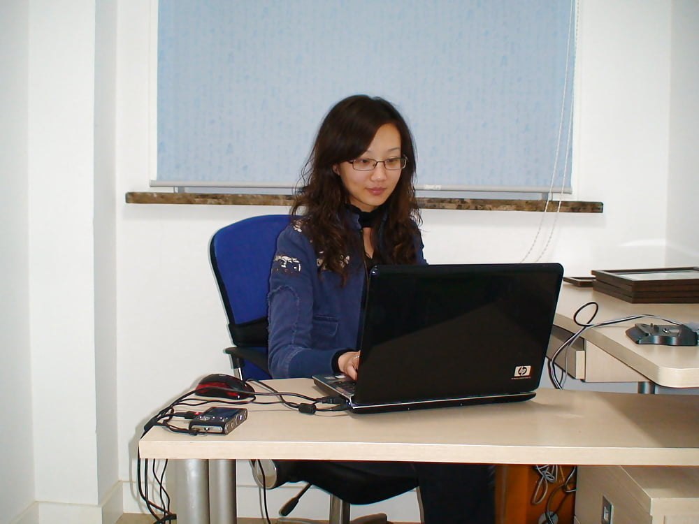 XZY8080's tweet photo. 古早经典绿帽人妻：戴眼镜是神圣女教师，摘下变床上反差少妇。关键看点高清作品与老公朋友的精彩混合打。
详细介绍照片描述 主页编号40084 https://t.co/PundHhwZpM