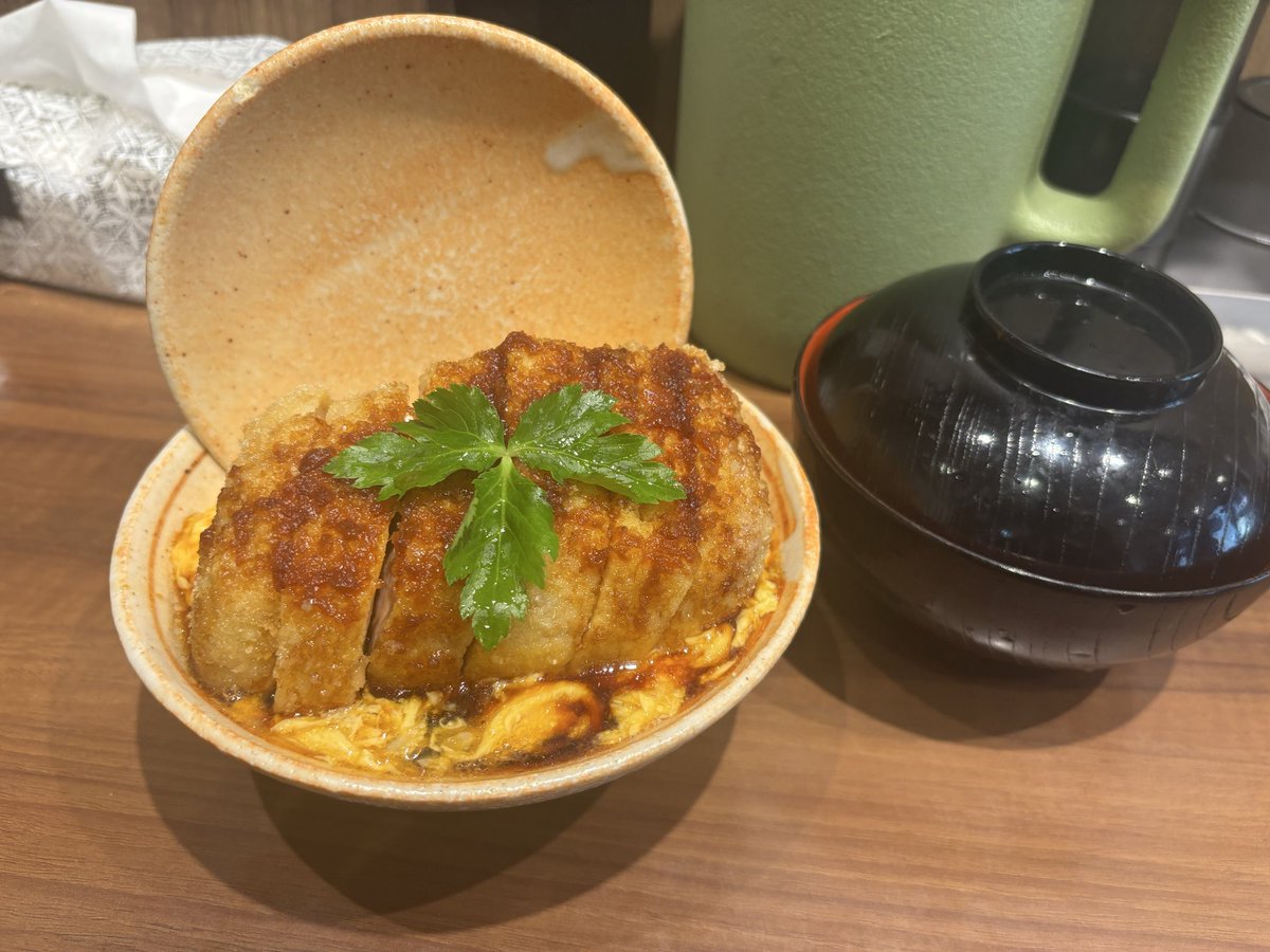 120_beef's tweet photo. 大須到着しました✨
そしてお昼はカツ丼🐷
お肉が分厚くてジューシー🤤
味噌カツも良いけど甘辛い味付けのも美味しいよね😋
#昼飯 https://t.co/qbIa4jQFdK