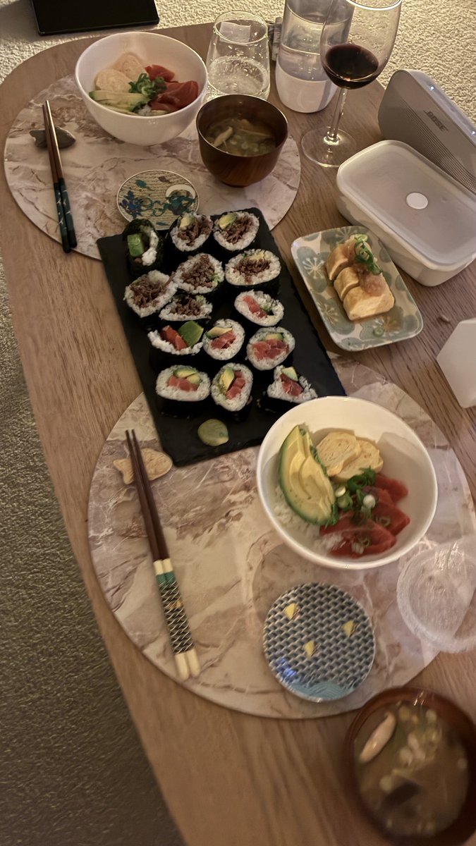 Saya3993's tweet photo. Harris でトロまぐろ発見🥰

夫作の巻き寿司🙌ちょっと筋多かったけどなかなか美味しくて幸せ〜

からの風神雷神の小皿こわされたー🥹👹 https://t.co/nswZyC1ru8