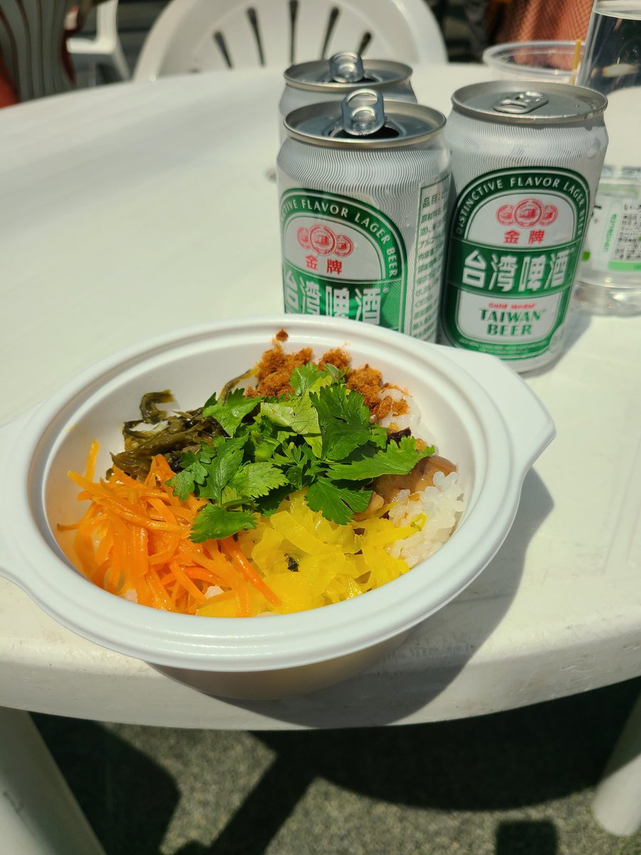 kz_works1's tweet photo. 今日は連休の中日で台湾フェア🇹🇼に来ています🎵
台湾唐揚に魯肉飯、台湾ソーセージ、ネギパイと🍺が進みます🤣 https://t.co/fjLaAMpmwE