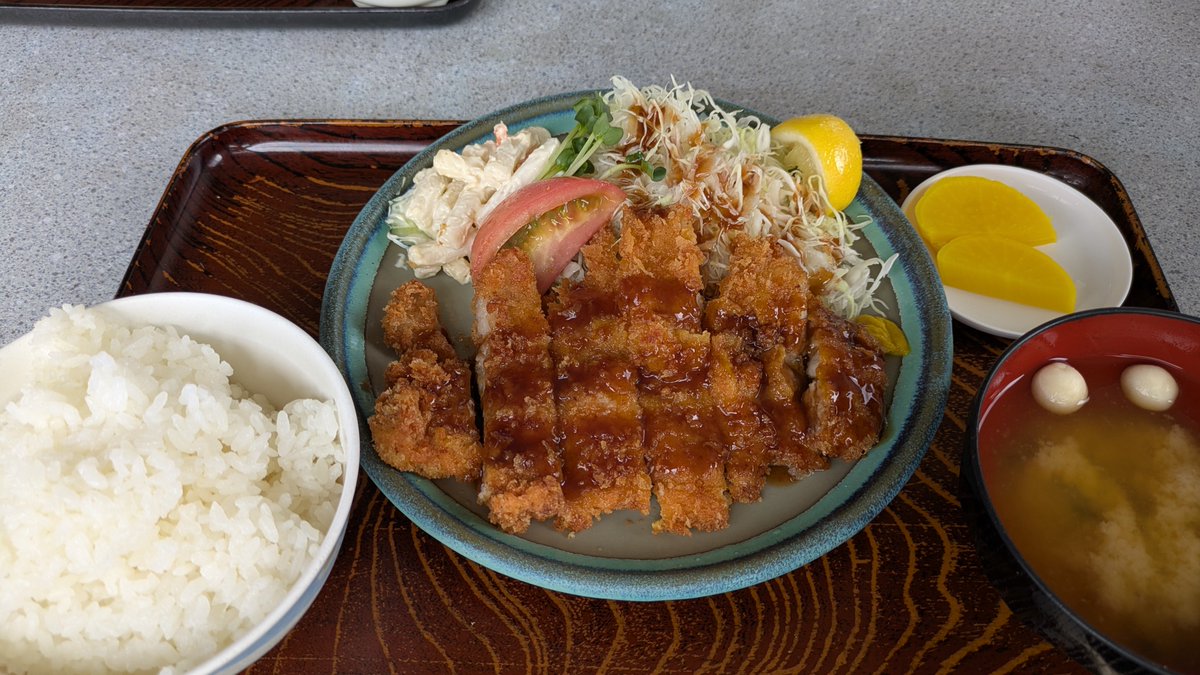shinbe500's tweet photo. 聖地巡礼中
たっぷり並んでかつ定食を頂きます
＃映画免許返納 
＃二本松バイパスドライブイン https://t.co/joMrcpj4cB