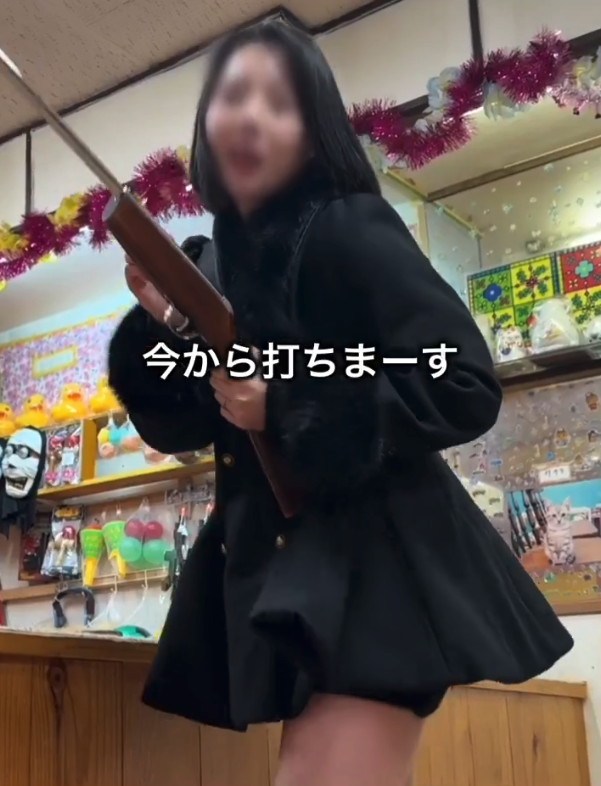 pochikundao's tweet photo. とある美女の射的が話題に、、、

本人は真剣です😂 https://t.co/K6TXwg7tyZ