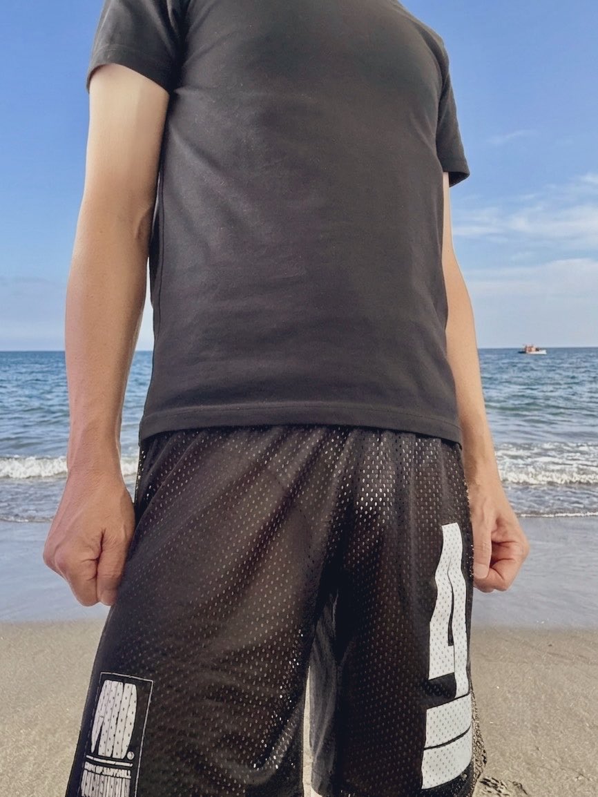 __a_k_i_r_a_'s tweet photo. 涼しいけどけっこう透けるなぁ😇白ブリーフの前開きまで分かっちゃう😅 https://t.co/oOvlPWj9C9
