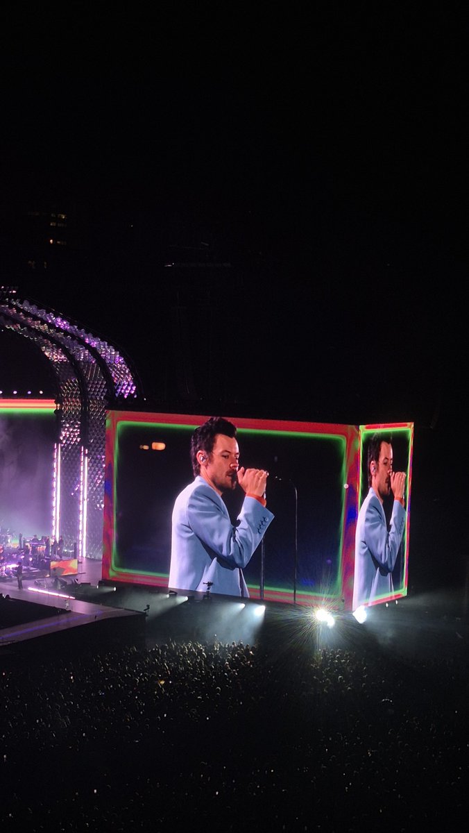 dusthings's tweet photo. PUTA QUE PARIU EU VI O HARRY STYLES  BOA NOITE A TODOS https://t.co/W1W6AGeCgK