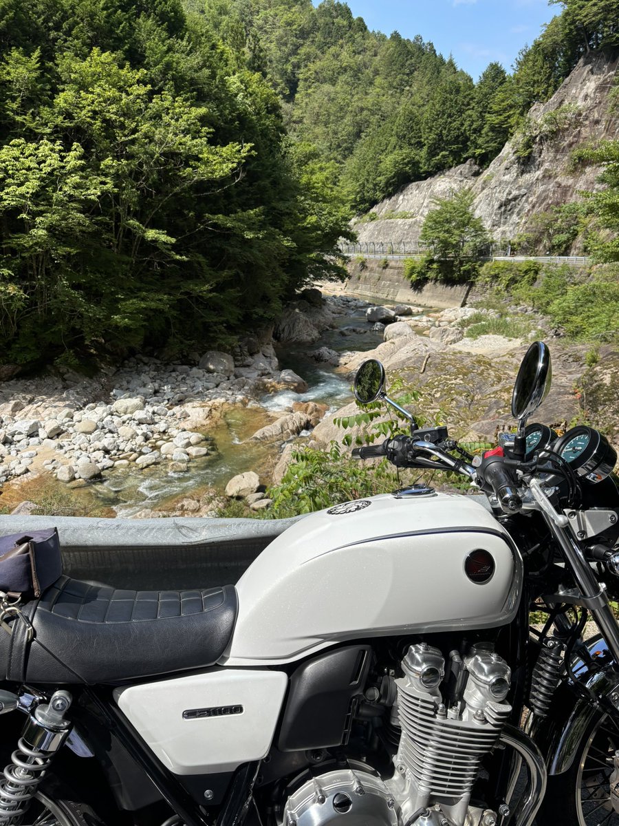 OkuOkumikawa2's tweet photo. #CB1100EX
🥵暑いので、今日行った涼しい📸
①酷道418号沿いの #上村川
②酷道418号脇の #五軒小屋の滝
③険道426号線脇の #茶尾不動���
④ #売木村 県道447号線 🐴白馬 https://t.co/x9HVpG0tIv