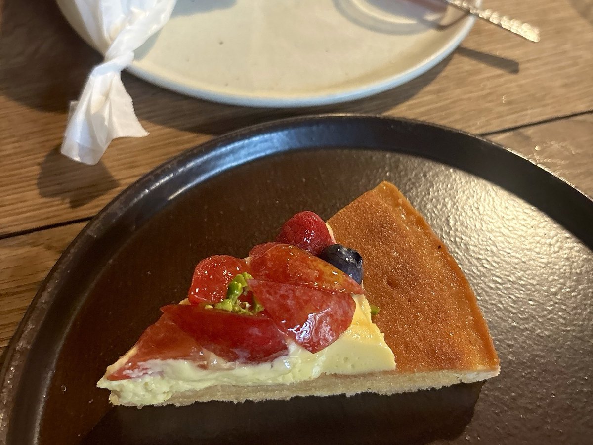 fiore_004's tweet photo. 朝活カフェはしごでタルトとどら焼きハンバーガー(？)食べてたら急に「ラジオ出ることになった！」って帰っていったのおもろ https://t.co/rVnMJ9epUN