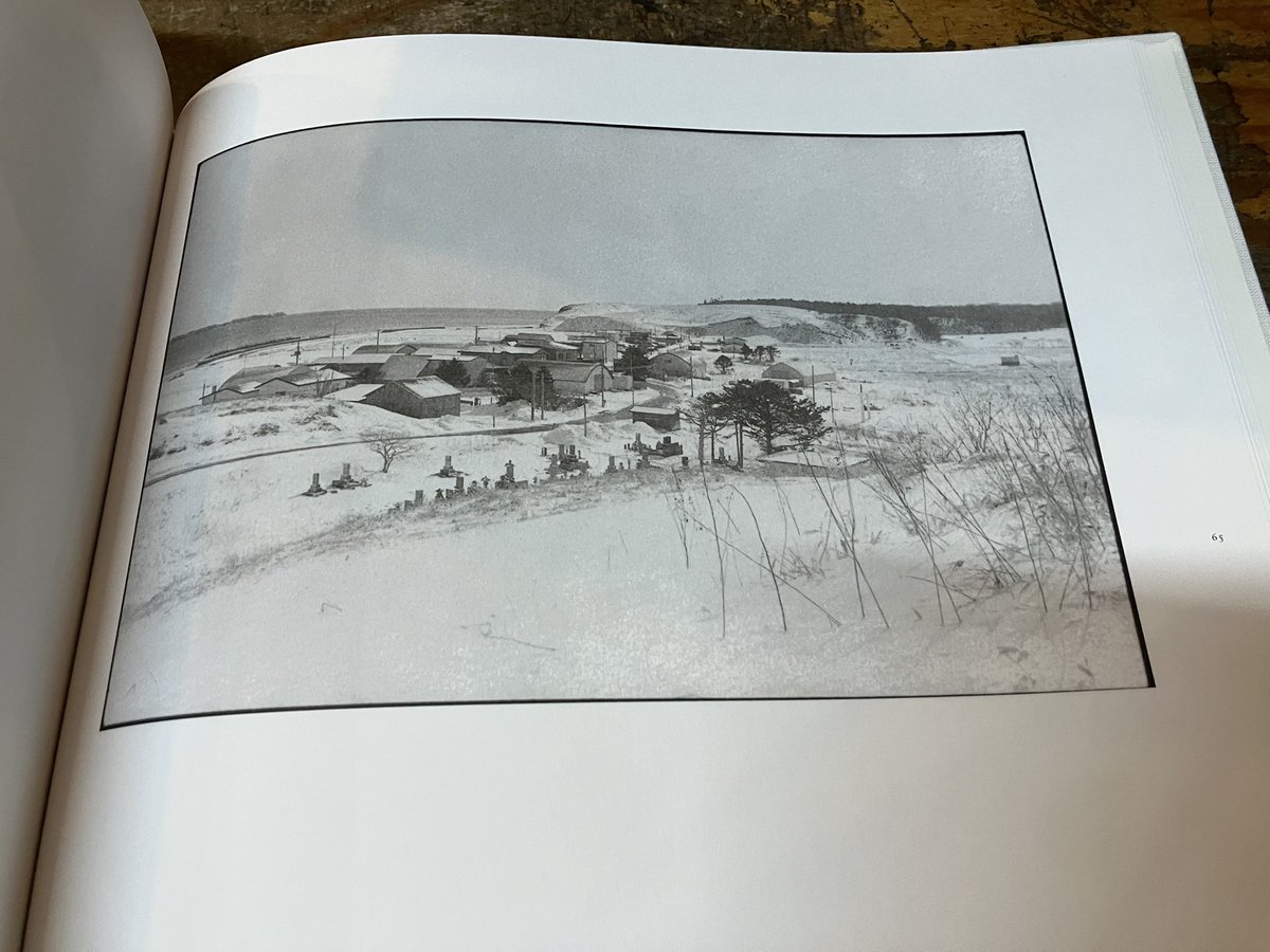 白石ちえこ写真集「鹿渡り」を店頭に。鹿が箔押しされてる造本が良いです。