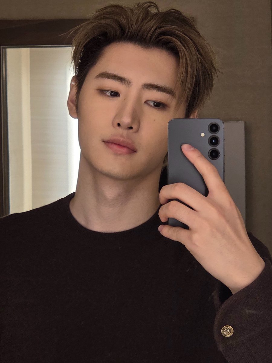 jnklcshn's tweet photo. something about sunghoon mirror selfies after the concert, he just look so hot https://t.co/wszUusjktW