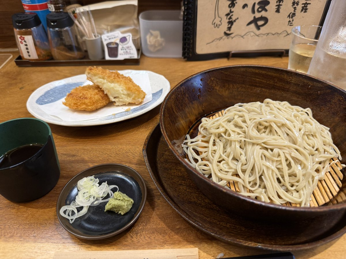 Evcbm6zKdI71654's tweet photo. 十割蕎麦そばやさんでお昼ご飯

お蕎麦ってこんなに美味しいんだ、と初めて感じさせてくれたお店です

店長さんも本当に良い方！！

無事にまた来れてよかったです。

おいしい！！！！！ https://t.co/7q4wse3U2X