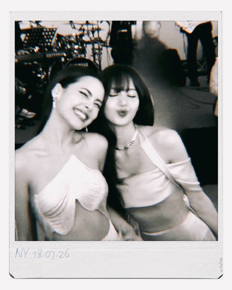 LaliceUpdates's tweet photo. gunn_8 (thai photographer) IG update with #LISA &amp; Yaya 💛🤍

🔗 https://t.co/d8RdIXkdYI

@wearelloud https://t.co/9D2DXfOhMr