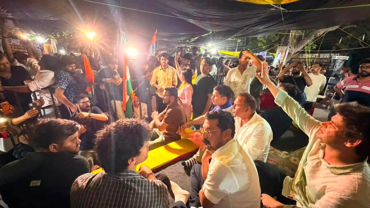 AniketDhanuk_'s tweet photo. कल रात्रि जंतर मंतर पहुंचे नगीना सांसद चंद्रशेखर आजाद जी 

@BhimArmyChief https://t.co/CPAeoqctRd