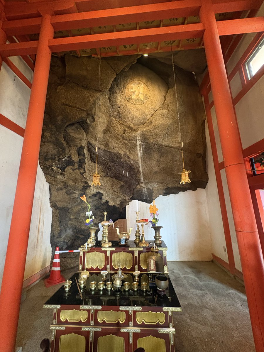 yod813's tweet photo. 海の際に建てられた本堂が竜宮城みたい❗️ 洞窟に入り上を見上げると梵字の『あ』が刻まれた丸石があります❗️ ご本尊の弁財天が奉られていて首から上の病気（ちくのう、脳の病、中耳炎）などにご利益があるようです。
#江洞窟
#パワースポット https://t.co/kRu1qB2asW