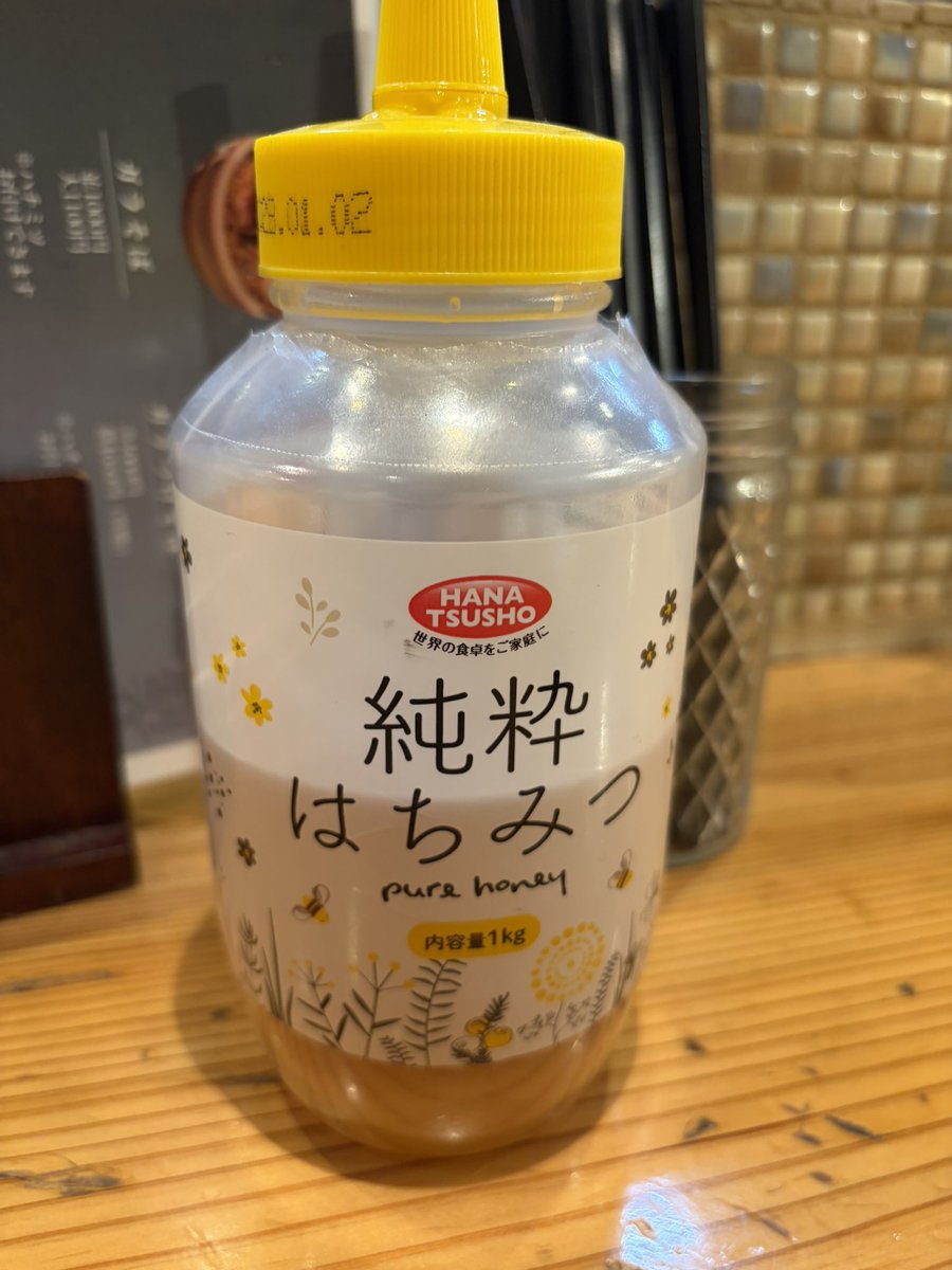 hamasho_43's tweet photo. 【福島・自家製麺うろた】

ガラそば。

まずスープ。
鶏の旨みを土台に、キレのある醤油。
後味にほんのり感じるはちみつの甘みが全体を丸くまとめている。

合わせるのは自家製麺。
香りが良く、もちっとした食感。
スープをしっかり持ち上げ、存在感がある。

一杯としての完成度が高い醤油ラーメン。

福島に行くなら、ぜひ食べてほしい一杯。