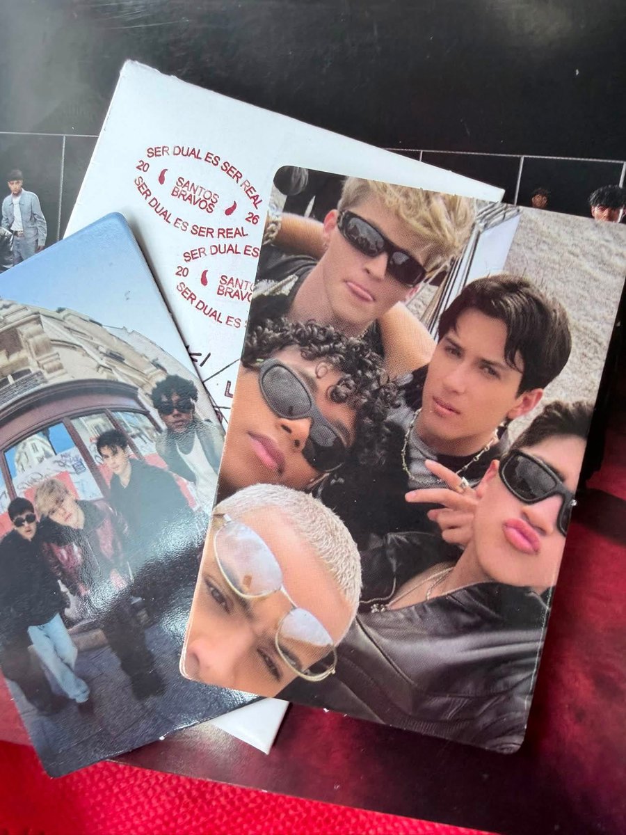 vennburu's tweet photo. esas dos photocards grupales QUÉ😭 cómo se les ocurre hacerlas únicas o si imprimieron pocas en verdad se pasaron, lloro https://t.co/KupULbuN3Q
