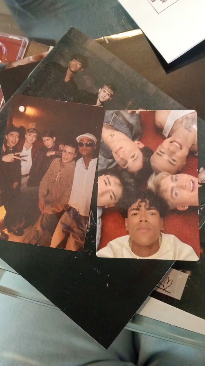 vennburu's tweet photo. esas dos photocards grupales QUÉ😭 cómo se les ocurre hacerlas únicas o si imprimieron pocas en verdad se pasaron, lloro https://t.co/KupULbuN3Q
