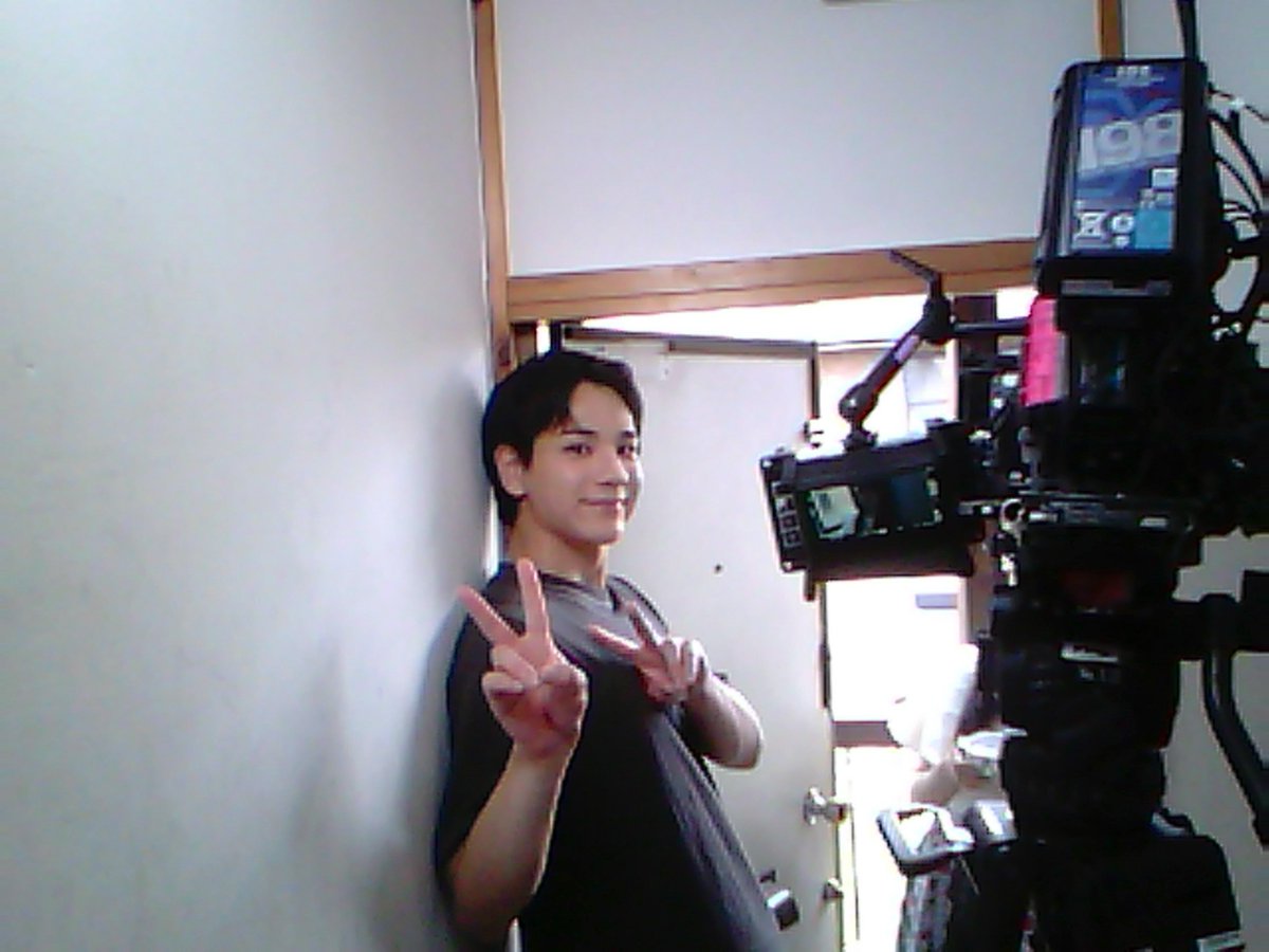2216_tx's tweet photo. ˗ˏˋ 📸Rino ’s TOY Camera ˊˎ˗

美子ちゃんが糠漬けを
お裾分けに来るシーンの撮影中？📷✨

『#夫婦と16歳 〜狂気の隣人〜』
🔗第𝟏話❯❯https://t.co/lyRzoOWSgW
🔗第𝟮話❯❯https://t.co/oqTy0sROl1
🔗第𝟯話❯❯https://t.co/mwwm9FczEI

☑TVerのお気に入り登録もお願いします❤️‍🔥
⭐︎U-NEXTで見放題独占配信!📱
#かたせ梨乃 #豆原一成