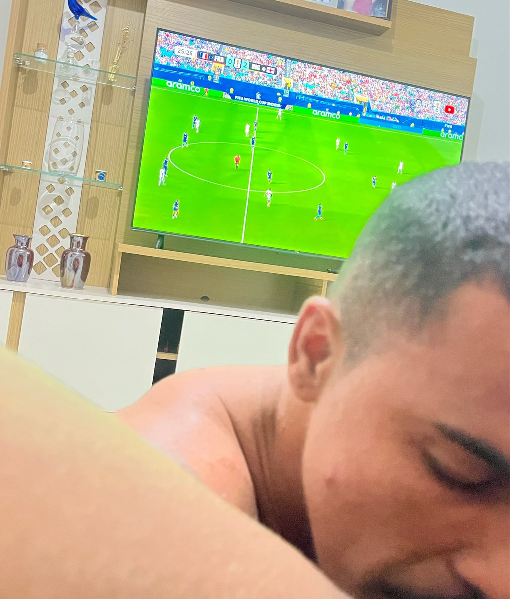 submissa6969's tweet photo. Muito concentrada assistindo o jogo da França 😮‍💨 https://t.co/4W1cS1R3RS